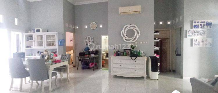 Rumah 2 Lantai Mewah Furnished di Undip Tembalang, Semarang 1