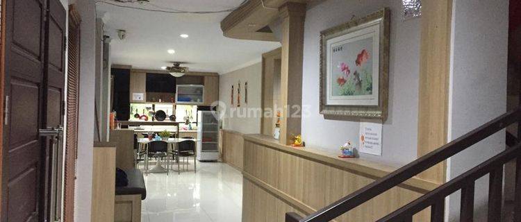 Di Jual Rumah Keren And Nice Lantai 3 memiliki 20 kamar tidur 1