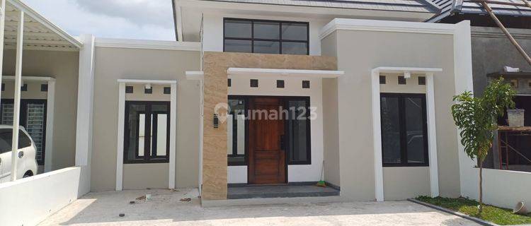 Rumah Minimalis Modern Dalam Perumahan Dekat Bandara Adi Sucipto 1