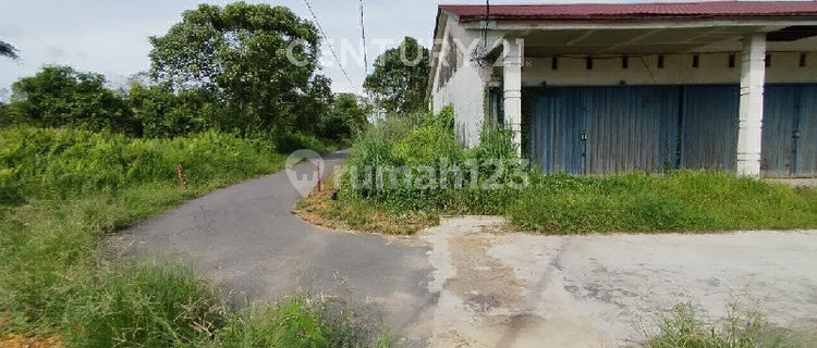Strategic 1-Story Shophouse on Jl. Parit Hj. Muksin 2, Across from Campus 1