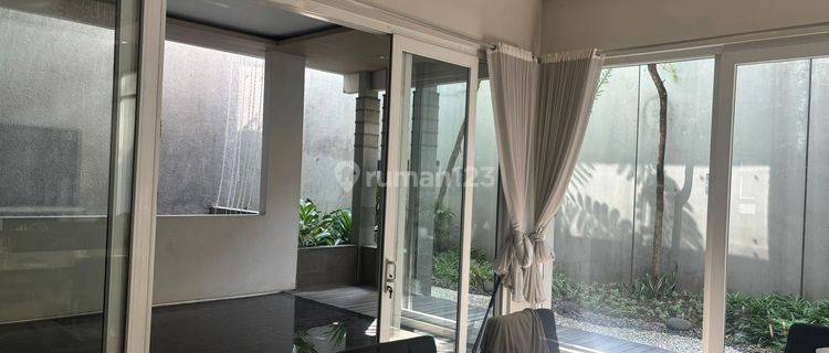 Rumah 3 Lantai Bagus Furnished di Singgasana Pradana, Bandung 1