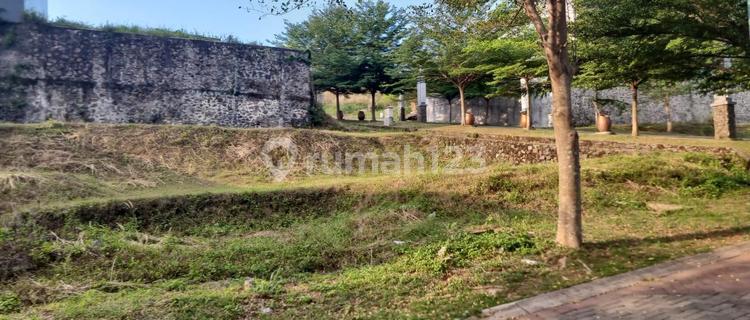 Tanah, di Candi Golf 1