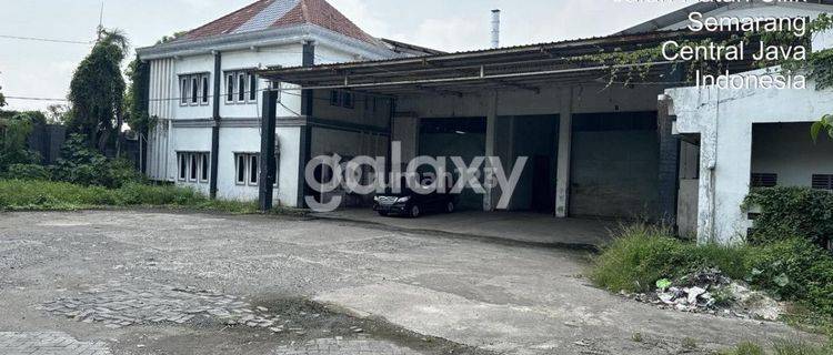 Gudang besar di pinggir jalan raya  1