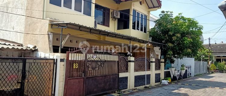 2-story house in a comfortable neighborhood. 1