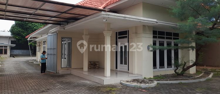 Rumah + Gudang Di Pinggir Jalan Raya Tengah Kota  1
