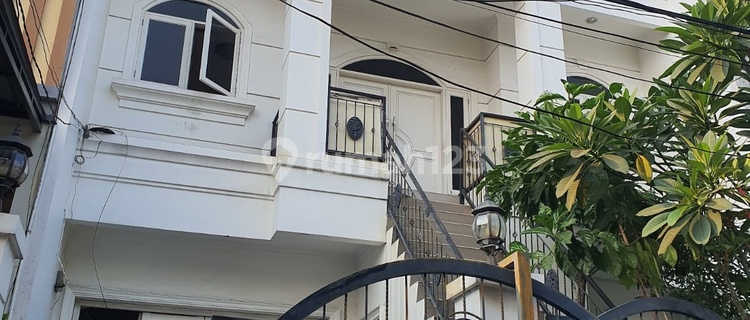 Quick sale of a ready-to-occupy 3.5-story house in Kelapa Gading, North Jakarta. 1