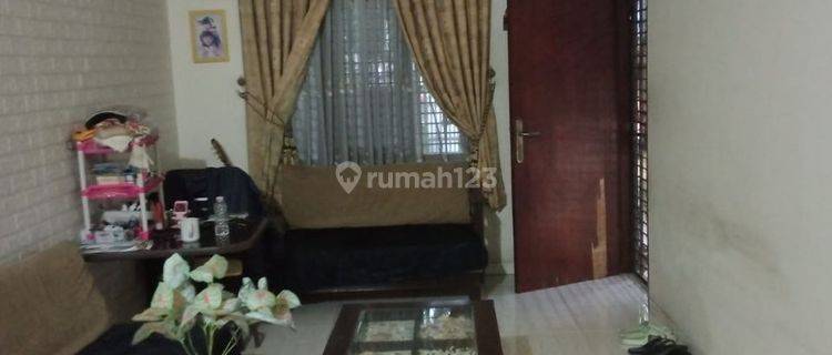 Rumah Strategis Untuk Keluarga Siap Huni di Taman Holis Indah 1