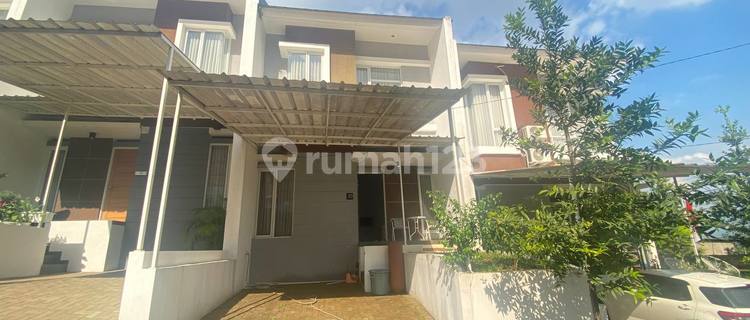 DISEWAKAN RUMAH SIAP HUNI 2 LANTAI FURNISH DI KAWASAN KAMPUS TERNAMA JATINANGOR 1