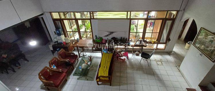 Rumah Luas, Plafon Tinggi, Cocok Untuk Hunian Keluarga di Logam 1