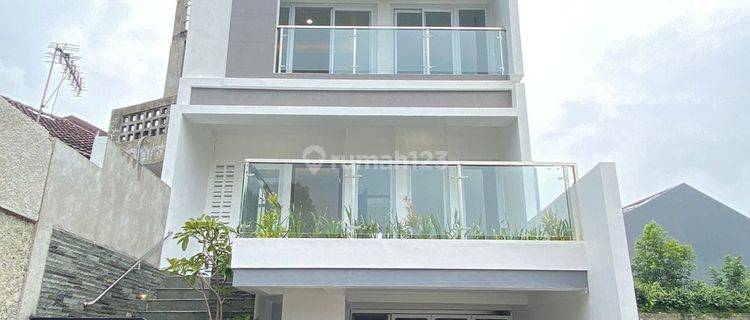 Rumah Modern Minimalis 3 Lantai Dekat Perkantoran Jakarta Selatan 1