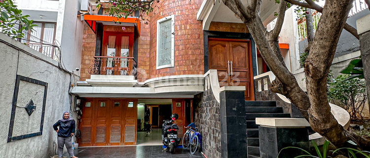 Rumah 3 Lantai di Kemang Jakarta Selatan SHM Lokasi Bagus 1