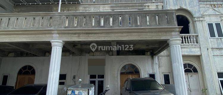 Dijual Villa di Jalan Bangau Komplek The Raztan Palace, Medan 1