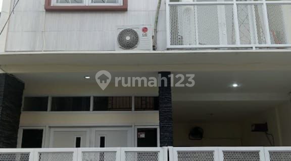 3-story house for sale in Citra Prima Serpong, move-in ready. 1