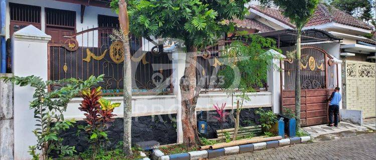 Rumah Mewah Unfurnished HGB di Puncak Buring Indah Barat, Malang 1