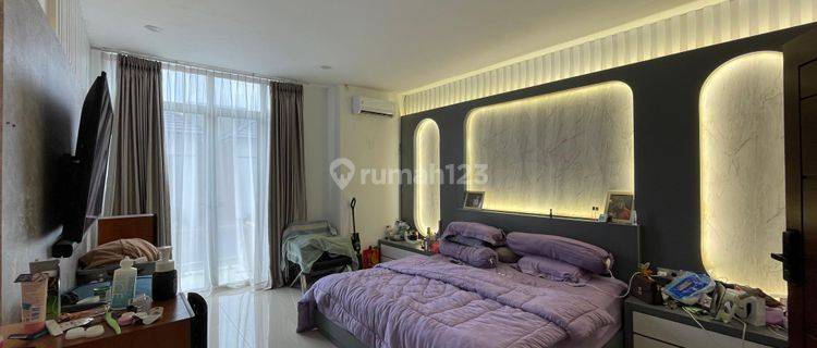 rumah 2 lantai bagus furnished jalan karya wisata komplek J city medan  1