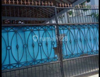 Rumah Sewa Bebas Banjir dengan Carport Luas di Utan Kayu 1