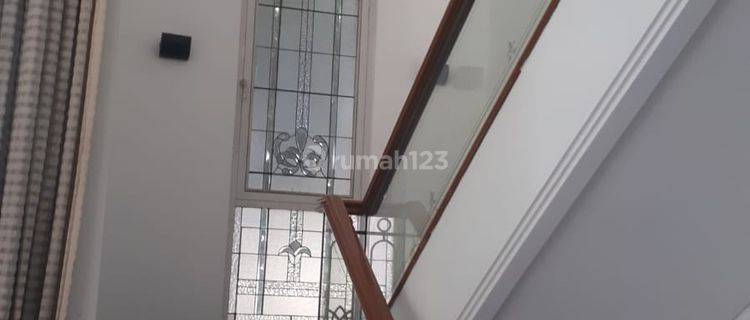 A 2 Storey 5BR 5BT With Pool in Pondok Indah Jakarta Selatan 1