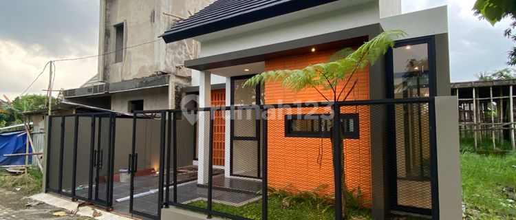 Sisa Unit Terbatas! Amankan Hunian Cantik Anda Sekarang! Rumah Siap Huni, Carport Luas, Akses Mobil & Truk Masuk! 1