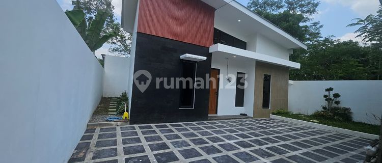 Rumah Cantik Dekat Godean, Suasana Pedesaan, Rasa Perkotaan. Sempurna! 1
