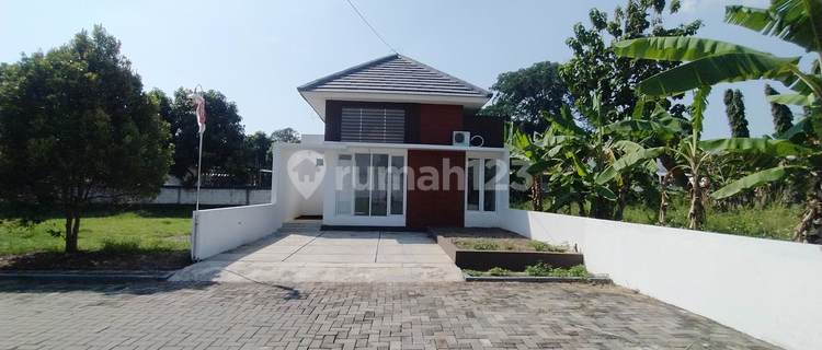 House Near Unika 1
