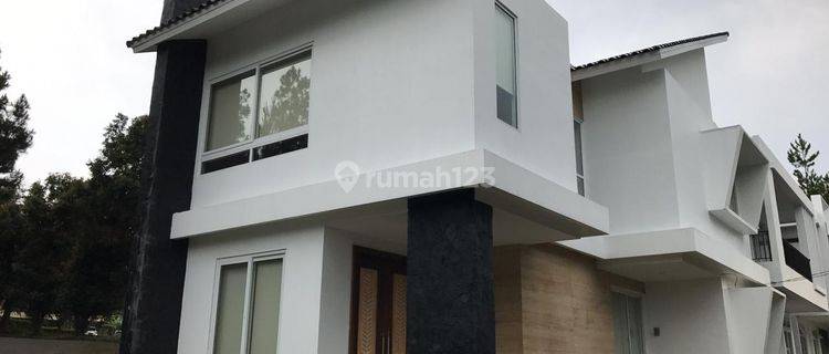 Dijual Villa Cantik Luas Sejuk Terawat Siap Huni Lokasi Bagus di Villa Istana Bunga Lembang Bandung 1