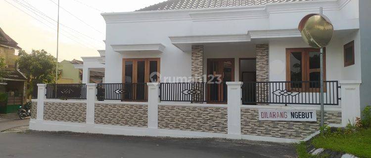 Mr 063476 Disewakan Rumah Bagus Full Furnish Dalam Perum Dekat Sch 1
