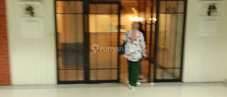 Ruang untuk Resto di lantai LG. Tersedia kitchen dan saluran air. Area smoking dan non smoking. 1