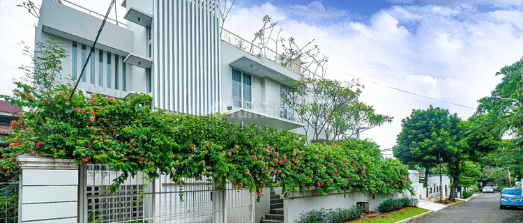 Rumah 3 Lantai 4 Kamar, Swim Pool Menteng Dalam Jakarta Selatan 1