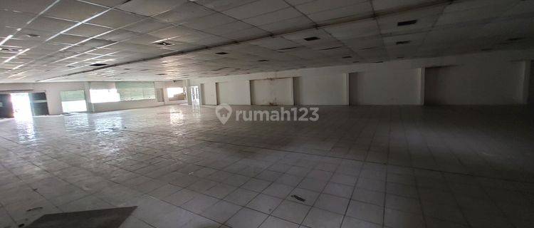 Dijual Tanah dan Bangunan  untuk Hypermarket  showroom  

Luas Tanah : 3742 m²
 1