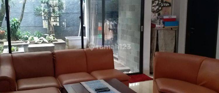 Dijual Rumah Bagus Siap Huni 2lt  Di Komplek Perumahan Elite Setra Duta Hegar 1