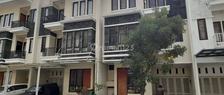 TURUN HARGA Rumah 3lt  Minimalis FULL  Furnished di Komplek ELITE Setraduta Bandung UTARA SIAP HUNI UNTUK INVESTASI KAN 1