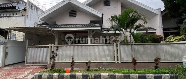 Rumah Desain Semi Klasik di Sulfat Agung, Malang 1