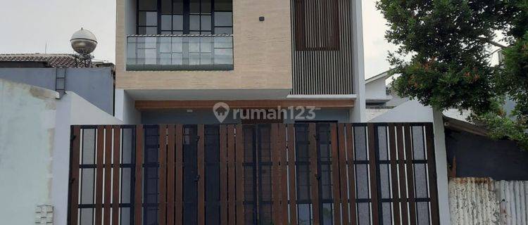 Rumah Mewah Modern 2 lantai di Komplex Metland 1