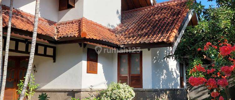 Rumah Mewah Style Villa Di Jl Tukad Sungi Lingkungan Asri Di Renon 1