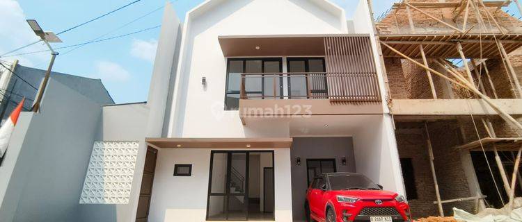 Rumah Mewah 2 lantai Letak Strategis Dekat Jalan Utama 1