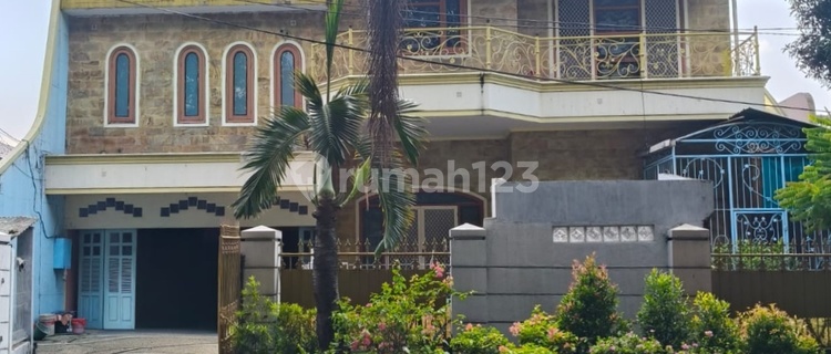 Rumah luas dengan desain klasik di Kayu Putih Selatan, dilengkapi kolam renang. 1