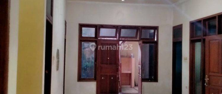 Rumah 2 Lantai, luas tanah 300 SHM di cijantung jaktim di bawah njop 1