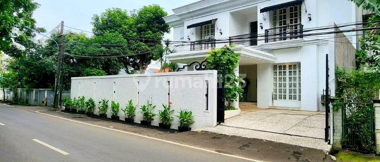 Rumah Mewah Hook Semi Furnished Desain Klasik di Kebayoran Lama 1