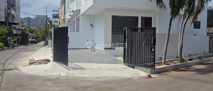 Dijual Rumah 3 Lantai Baru Lokasi Strategis SHM di Muara Karang 1