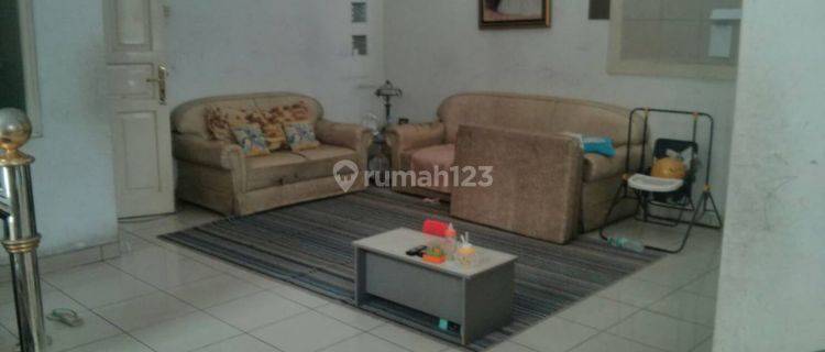 Rumah Semi Furnish Luas untuk keluarga Besar di Taman Holis Indah 1