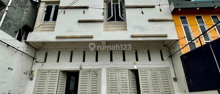 Rumah 3 Lantai Furnished di Jalan Karantina 2 , Medan 1