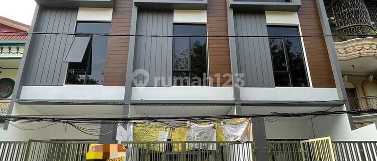 Rumah Baru Kavling Polri Jelambar Jarang Ada 1