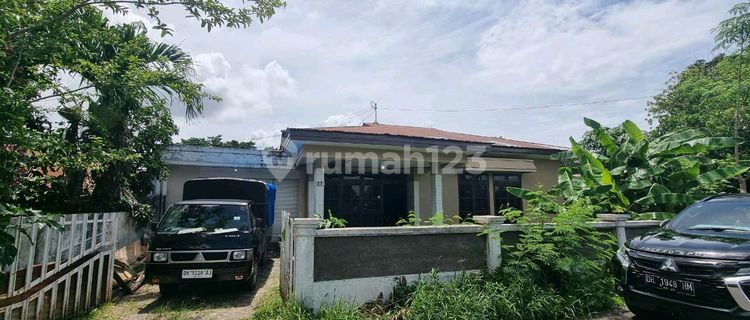 Rarely is there a comfortable, ready-to-occupy mayor's house. 1