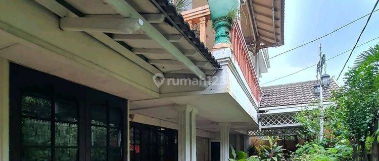 Rumah di Kebayoran Baru, Jakarta Selatan Strategis Depan Taman 1