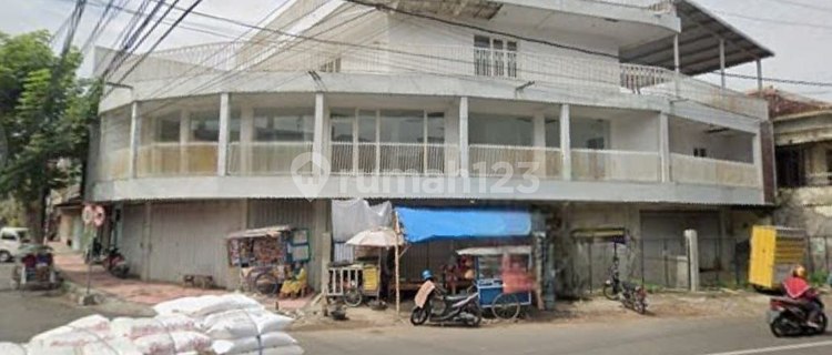 Rent a 4-Story Trunojoyo Main Road Building with Rooftop in the City Center of Jember 1