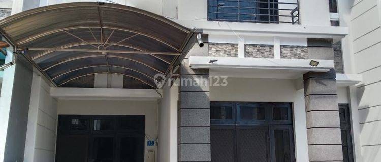 Sewa Rumah Manyar Terawat One Gate System Dekat Merr 1