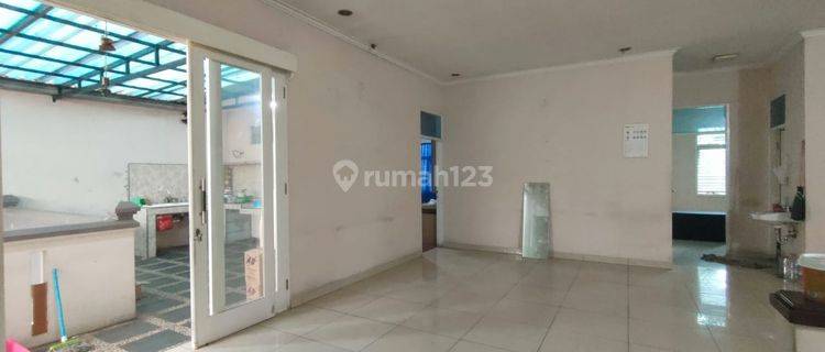 Rumah 2 Lantai Bagus Unfurnished SHM di Taman Holis Indah, Bandung 1