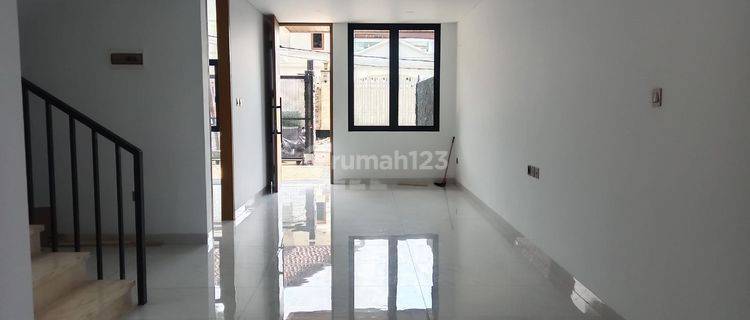 Rumah Modern Minimalis Bonus Kolam Renang di Setiabudi Regency Bandung Lokasi Dekat Pusat Kota Kondisi Baru Dan Siap Huni  1