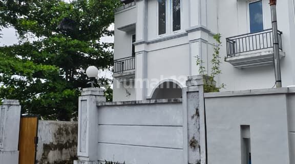 Ready-to-Occupy 2-Story House in a Housing Estate, Strategic Location in West Denpasar 1