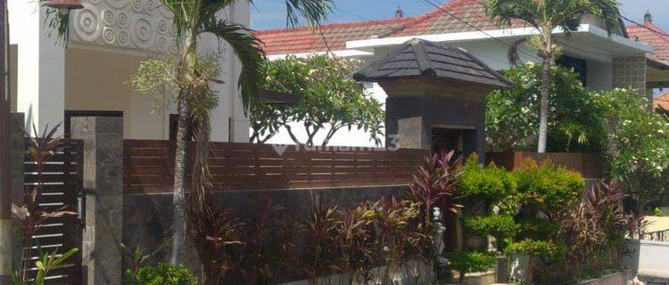 Villa Di Sewakan 5 BR Privat Pool Furnished Lokasi Kerobokan 1